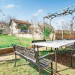 5 Bedroom Lovely In Appartamento Raslina