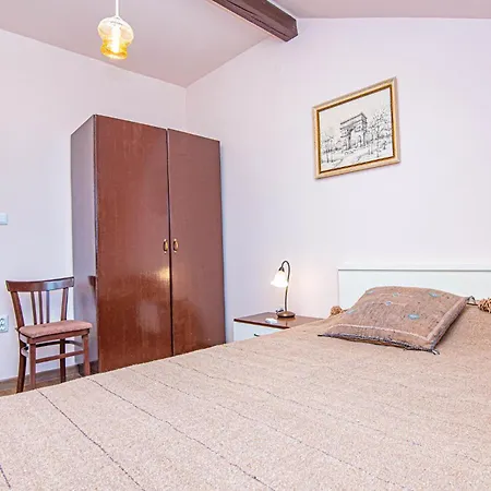 5 Bedroom Lovely In דירה