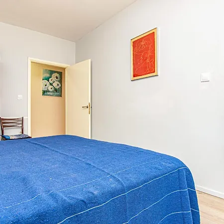 5 Bedroom Lovely In アパート Raslina