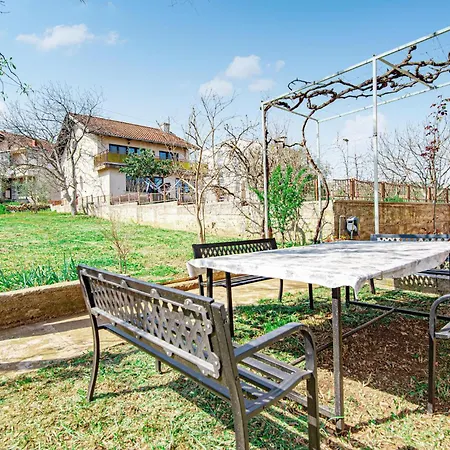 5 Bedroom Lovely In アパート Raslina