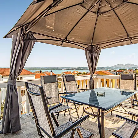 Apartmán 5 Bedroom Lovely In *