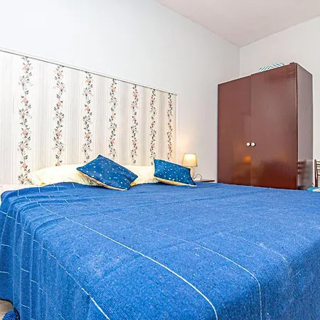 5 Bedroom Lovely In アパート *