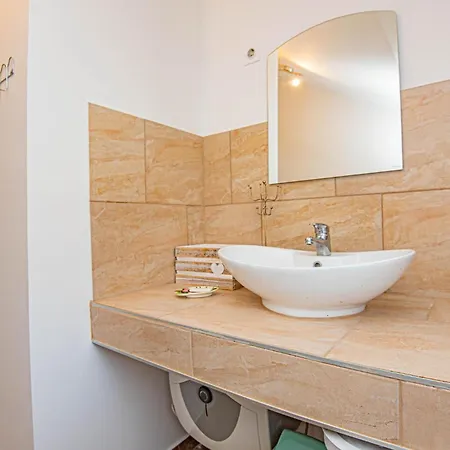 5 Bedroom Lovely In *