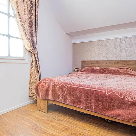 5 Bedroom Lovely In Apartmán Raslina