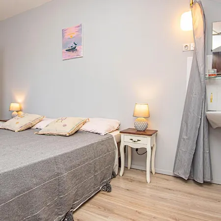 Apartament Amazing In With Kitchen Raslina