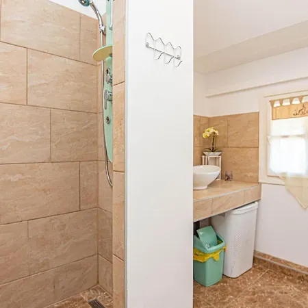 Amazing In With Kitchen Apartment *