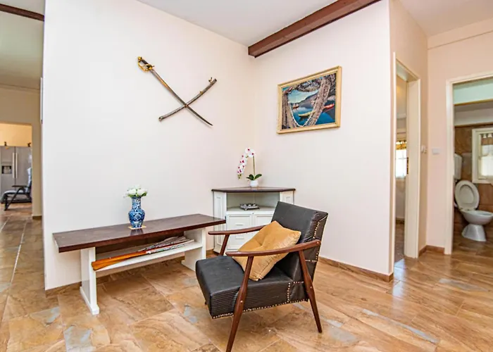 5 Bedroom Lovely In Apartment *