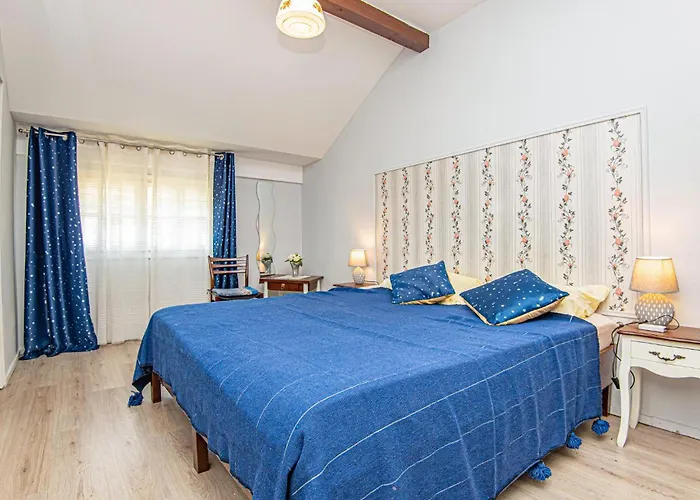 5 Bedroom Lovely In דירה Raslina