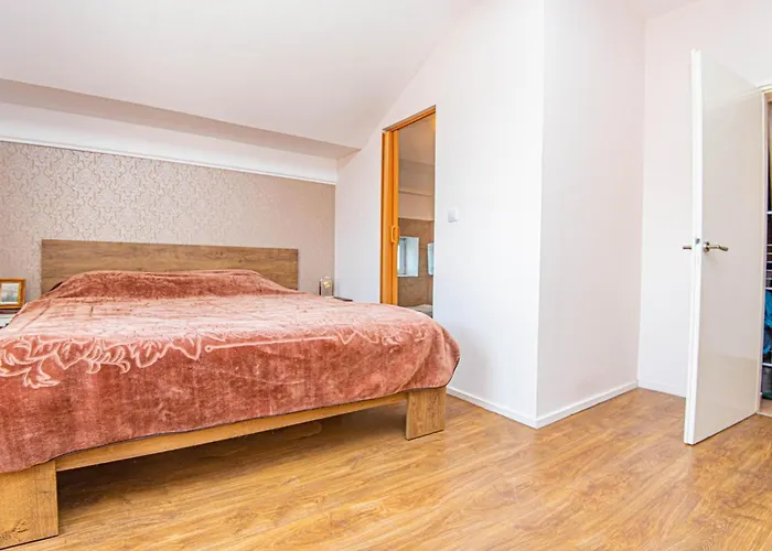 5 Bedroom Lovely In דירה