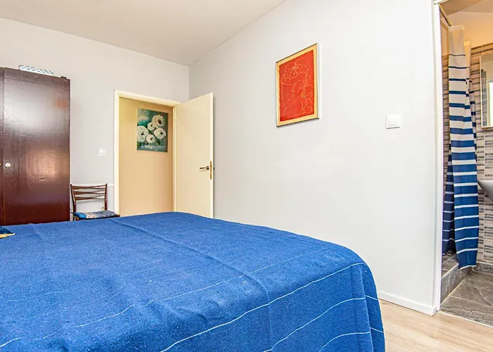 5 Bedroom Lovely In דירה Raslina