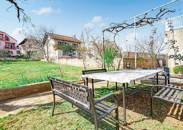 5 Bedroom Lovely In Apartment Raslina