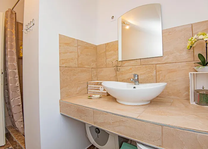 5 Bedroom Lovely In *