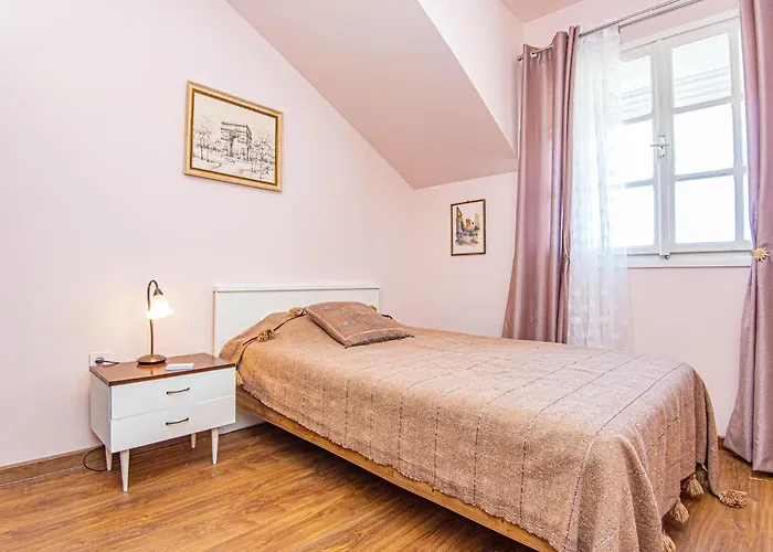 5 Bedroom Lovely In * Raslina