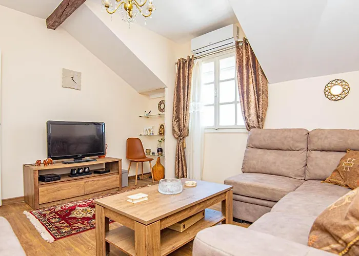 5 Bedroom Lovely In Apartment