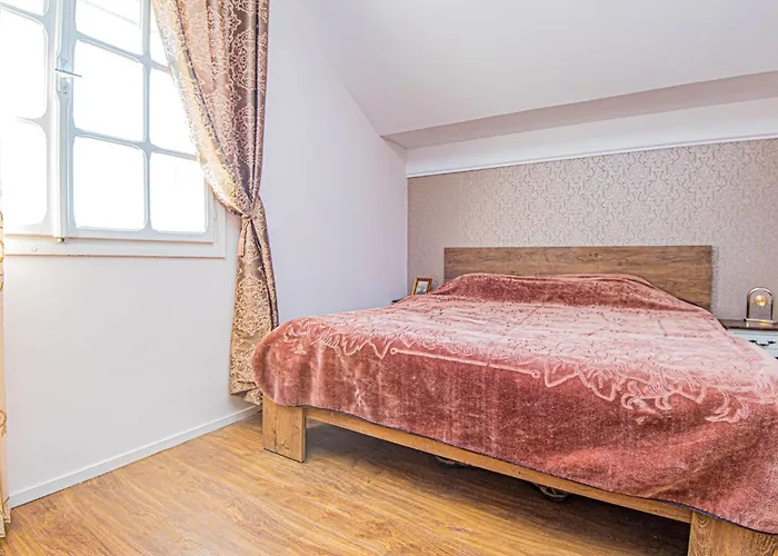 5 Bedroom Lovely In דירה Raslina