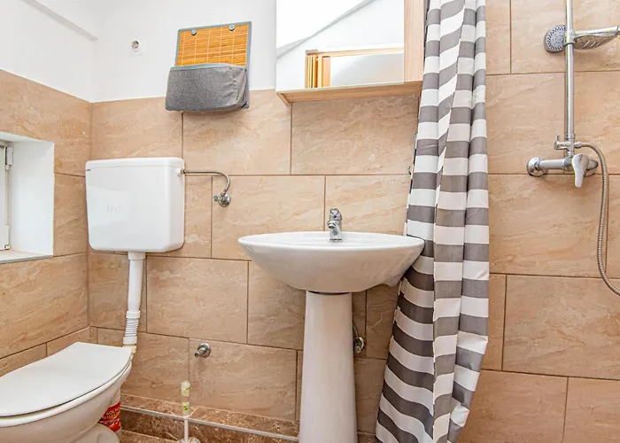 5 Bedroom Lovely In Apartment Raslina