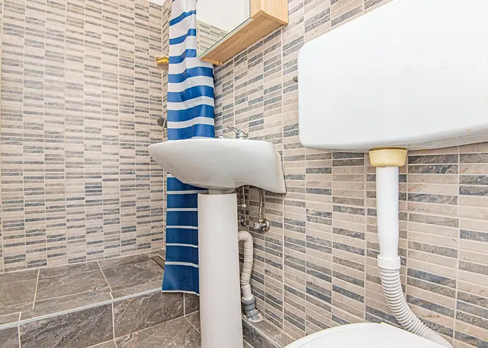 5 Bedroom Lovely In דירה