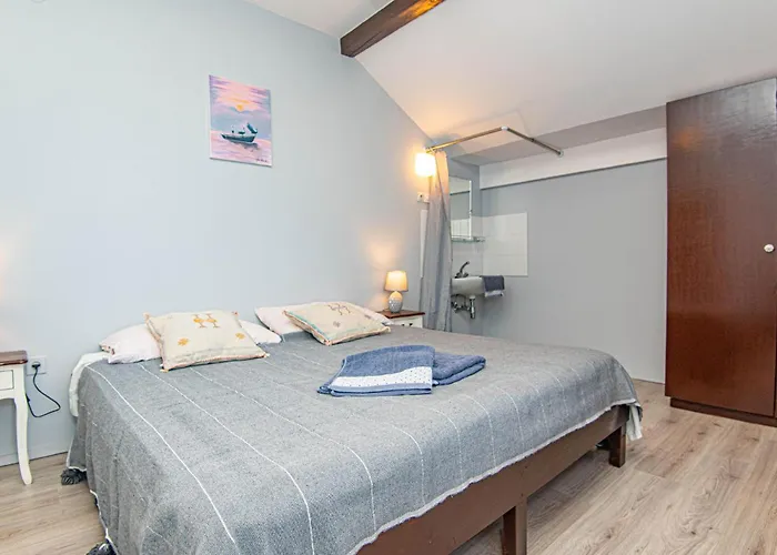 5 Bedroom Lovely In Raslina