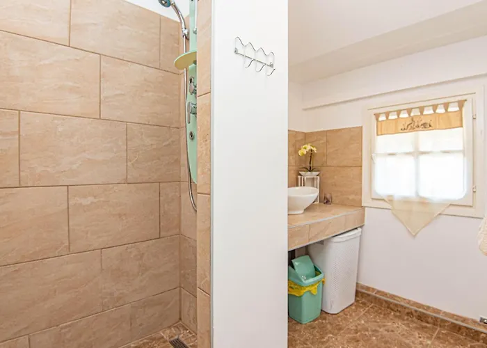 5 Bedroom Lovely In Apartment *